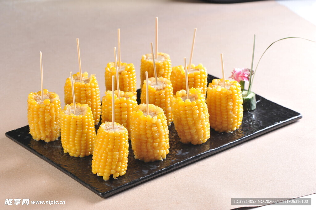精致摆盘的美味玉米串