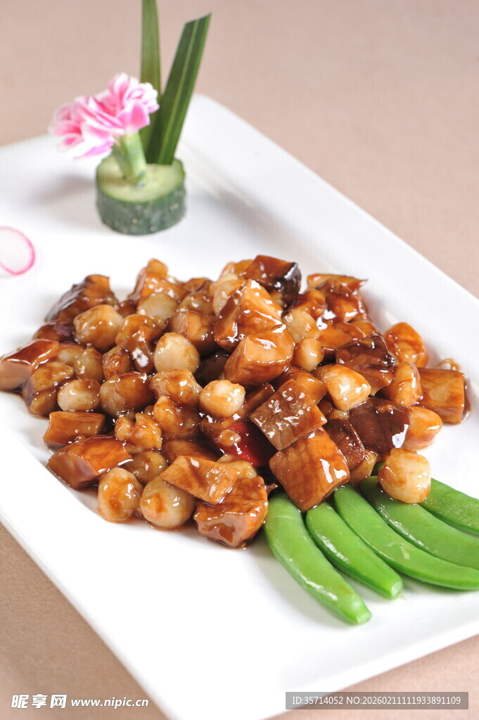 美味鲜贝配鲜嫩豌豆