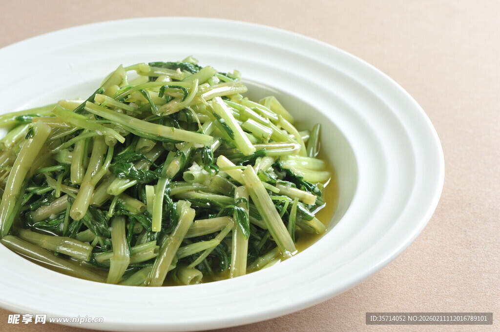 绿色空心菜盛于白盘