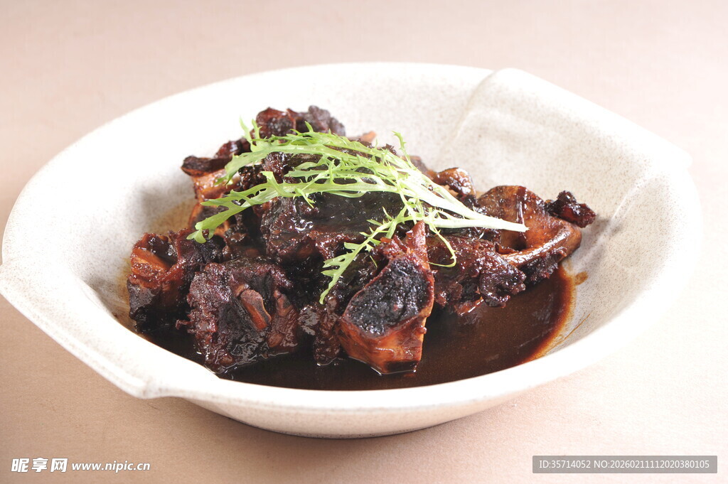 美味红烧排骨盛于白碗中