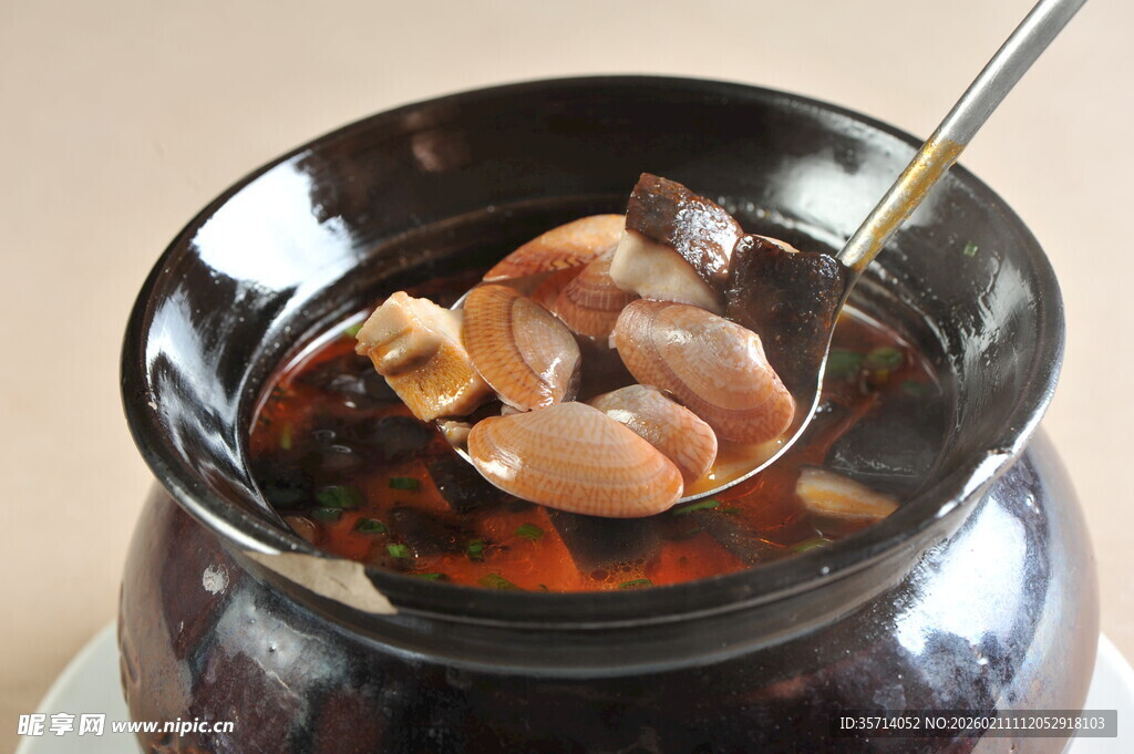 瓦罐中炖煮的美味食材