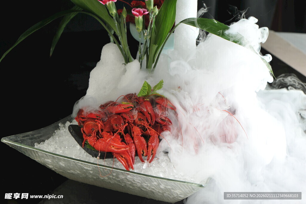 干冰云雾中的新鲜小龙虾