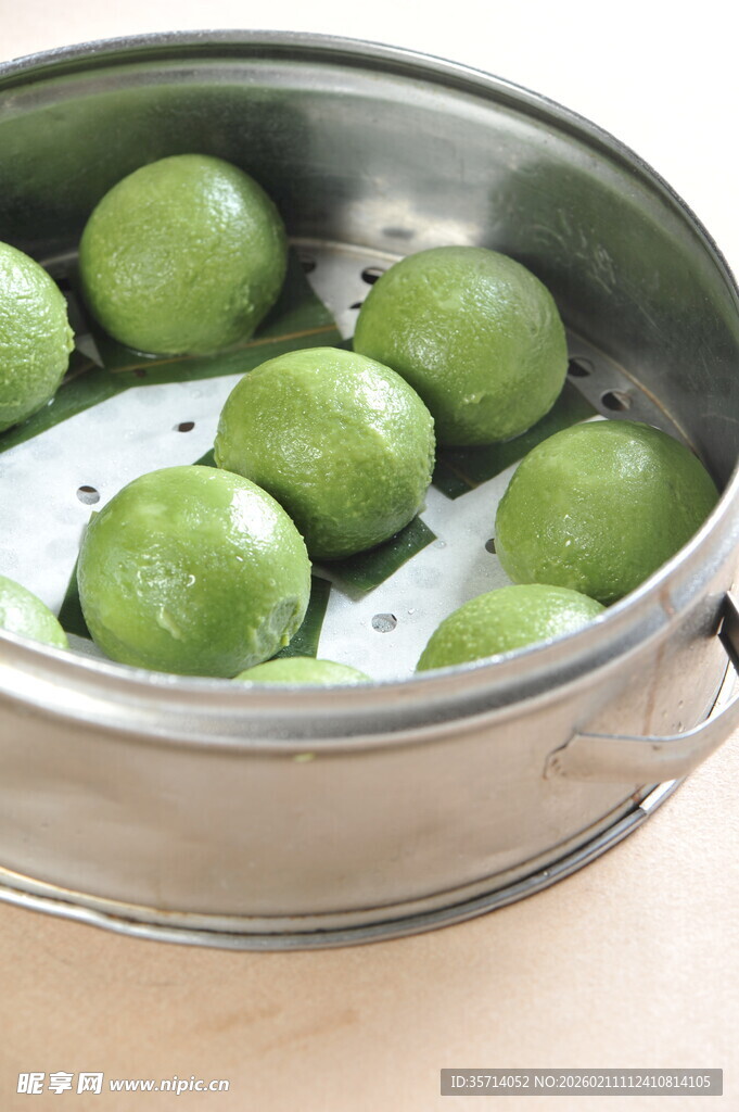 蒸笼里的青绿色团子