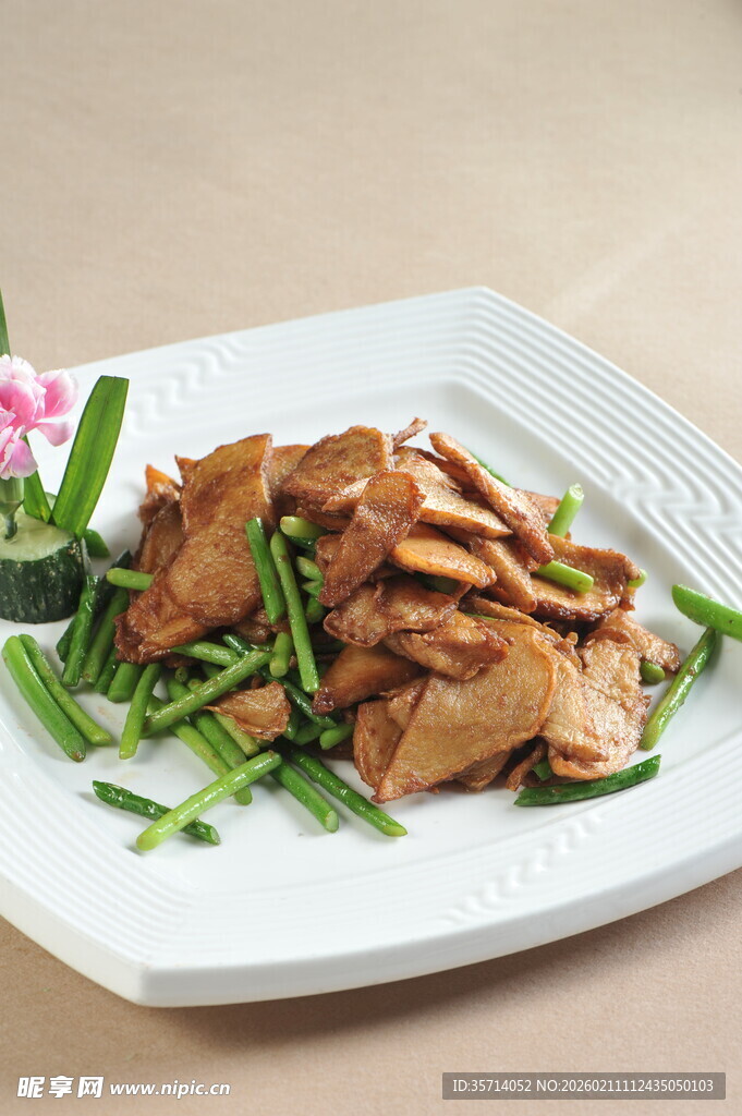 香煎豆腐配翠绿蔬菜