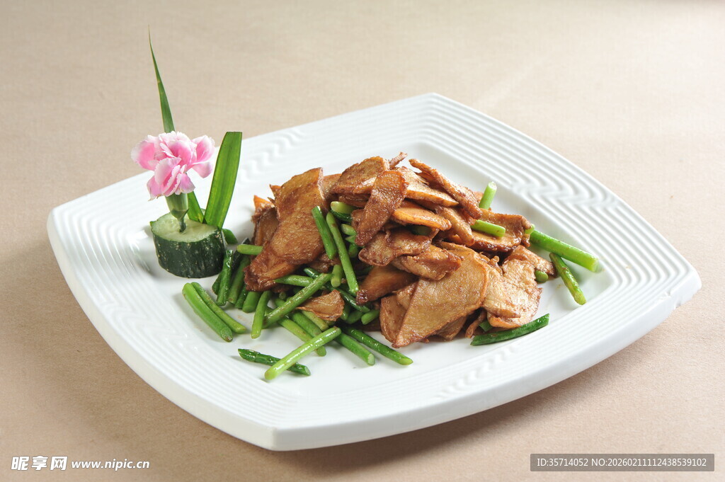 香嫩炒蘑菇配翠绿蔬菜