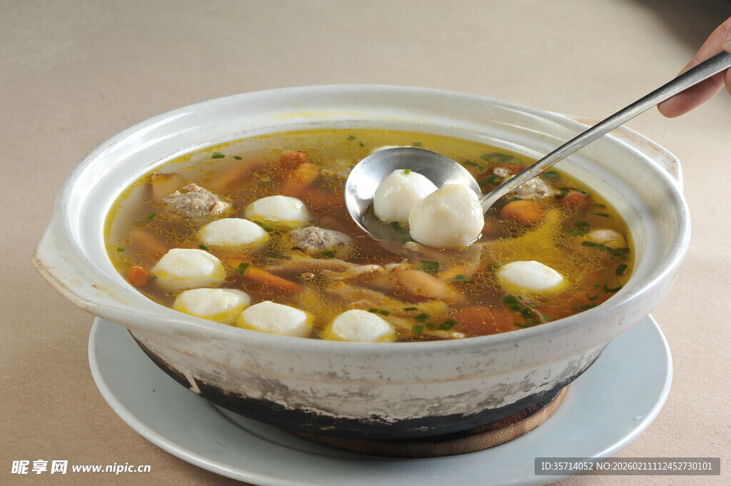 美味肉丸蔬菜汤