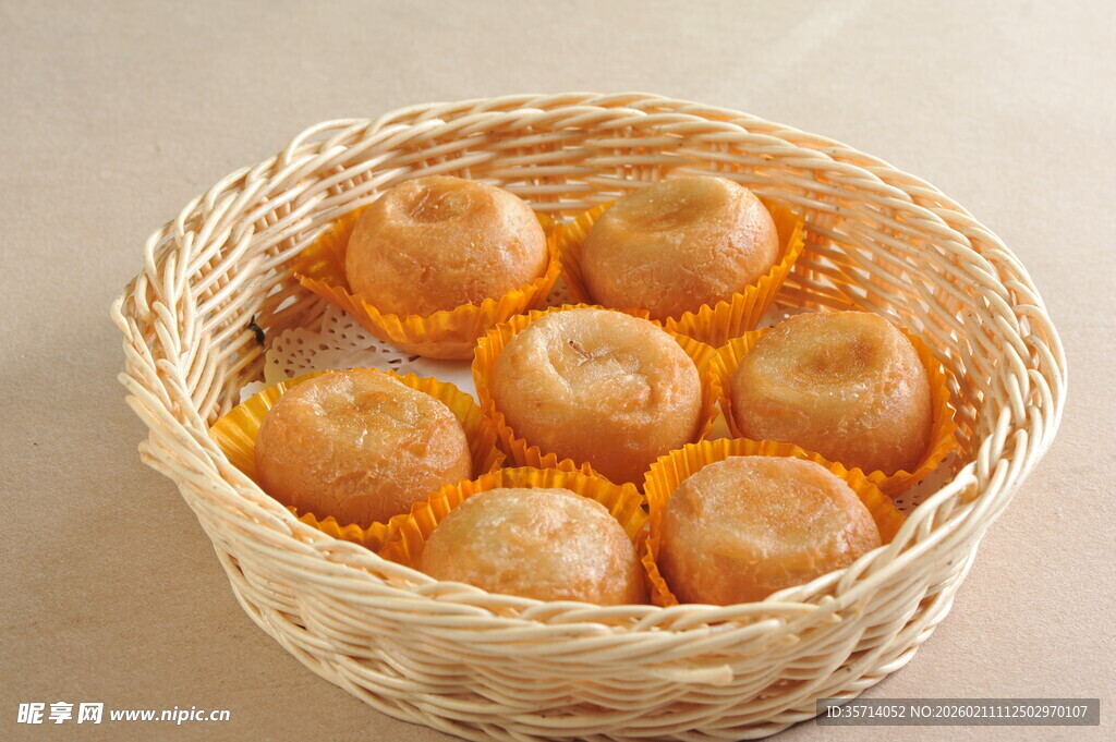 竹篮中的美味玉兰饼