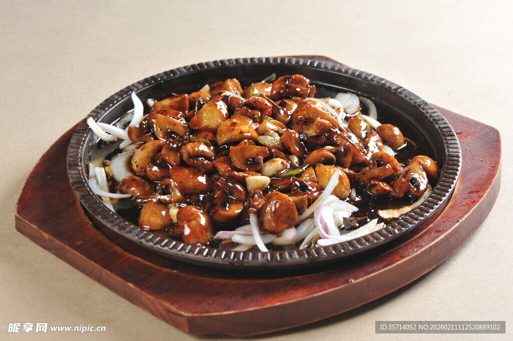 铁板美味炒制蘑菇