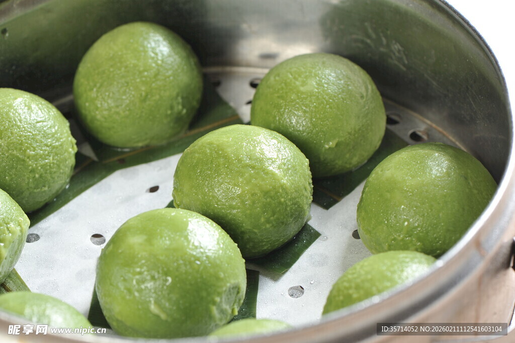 蒸锅中的青绿色青团