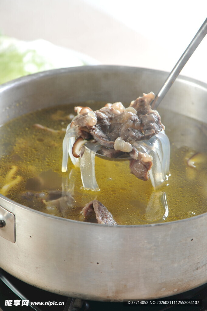 热气腾腾的美味骨汤火锅