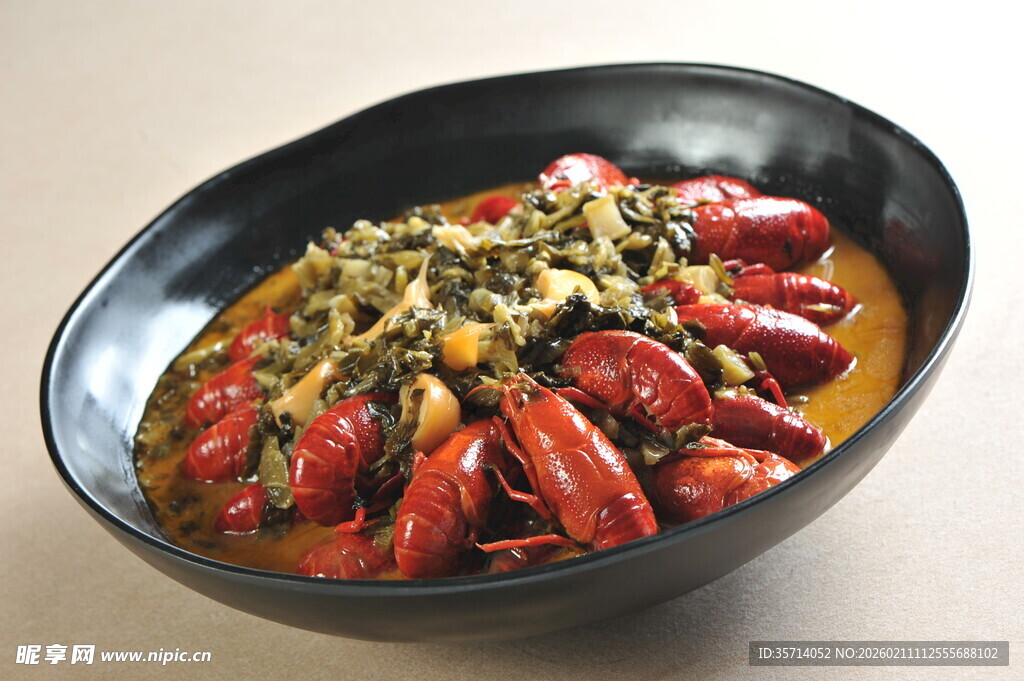 美味香辣小龙虾盆中盛放