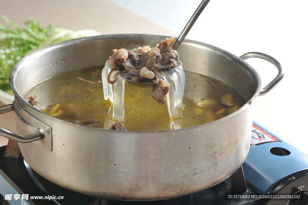 锅中煮着的美味动物骨头