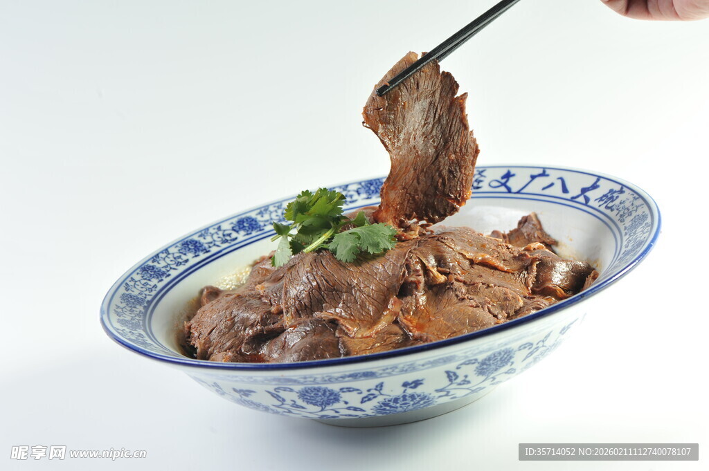 筷子夹起碗中美味牛肉