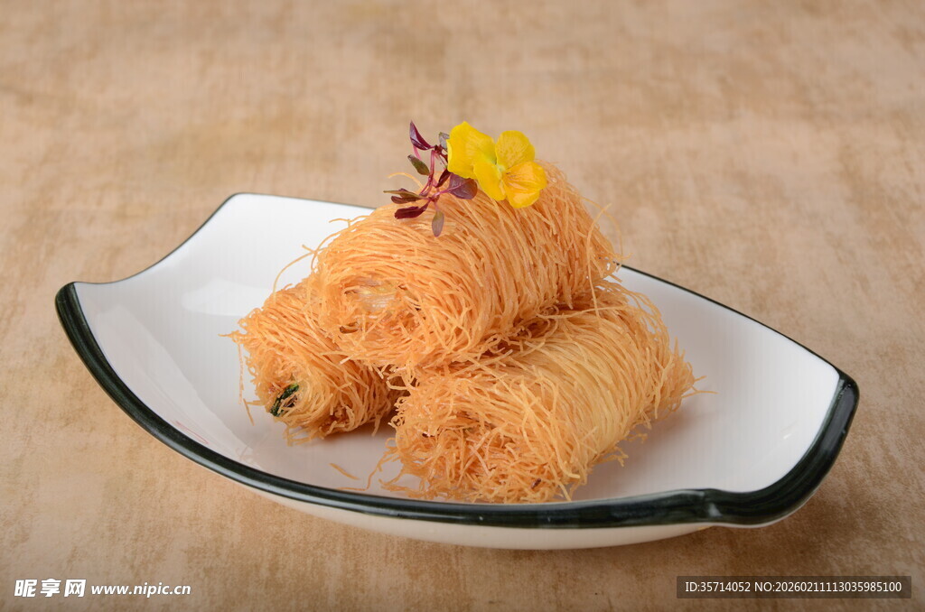 美味炸物摆于精致盘中