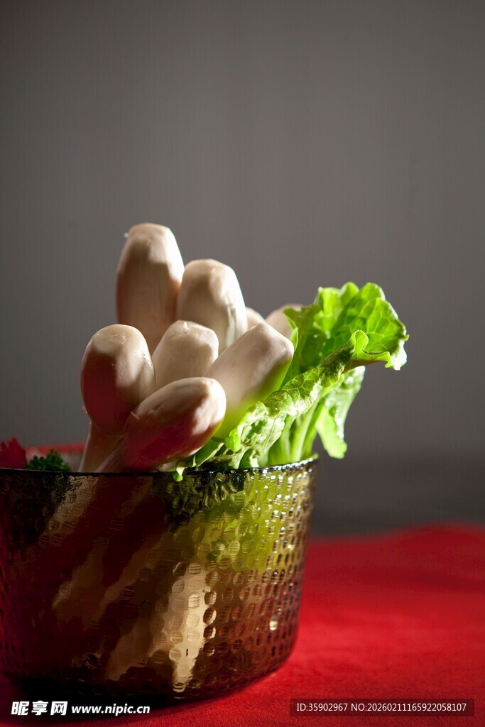 玻璃碗中的鲜蘑菇与生菜