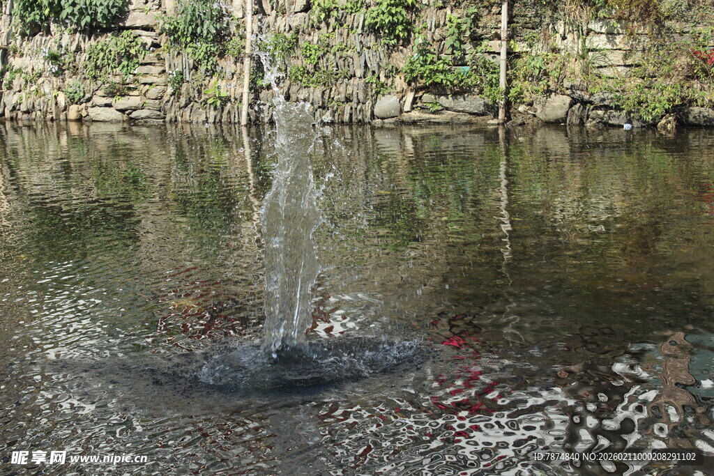 婺源池塘中的小型喷泉景观