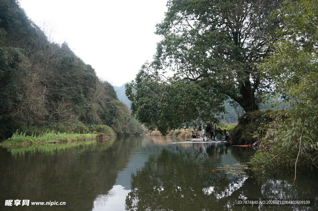 婺源宁静河畔自然风光