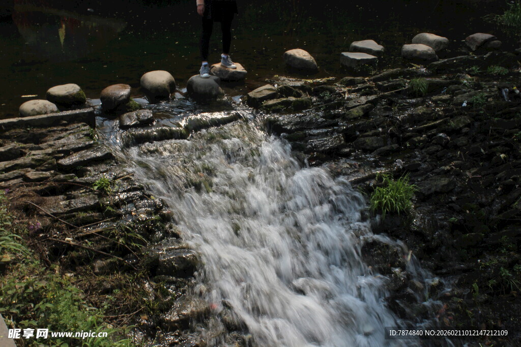 婺源山间石上流水景观