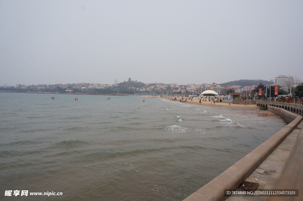 海滨风光 岸边人群与海景