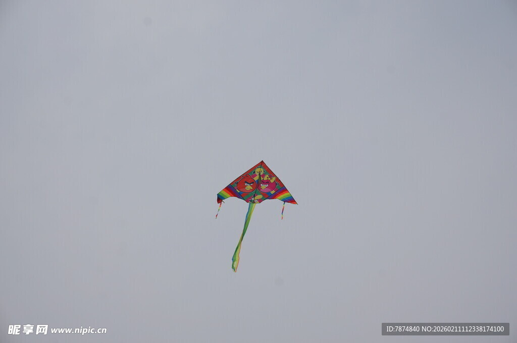 空中飞舞的三角形风筝