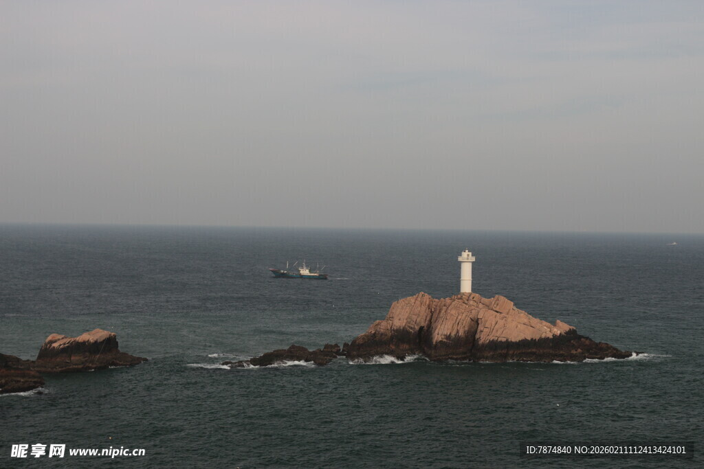 海上灯塔屹立于礁石之上
