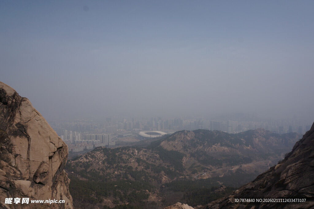 山顶俯瞰城市朦胧景致