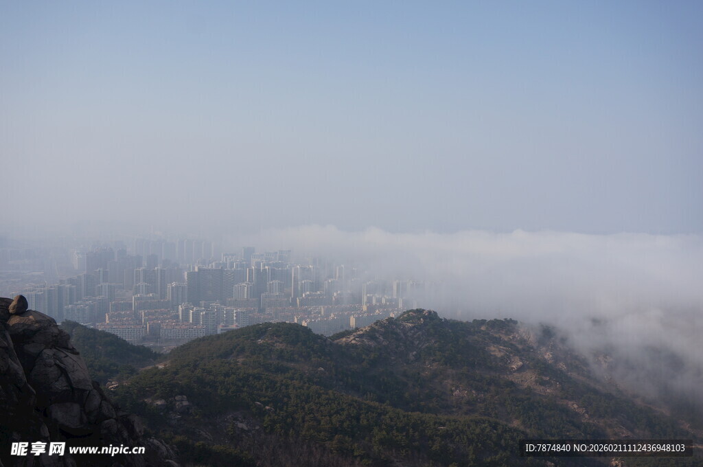 山峦云海间的壮美景观