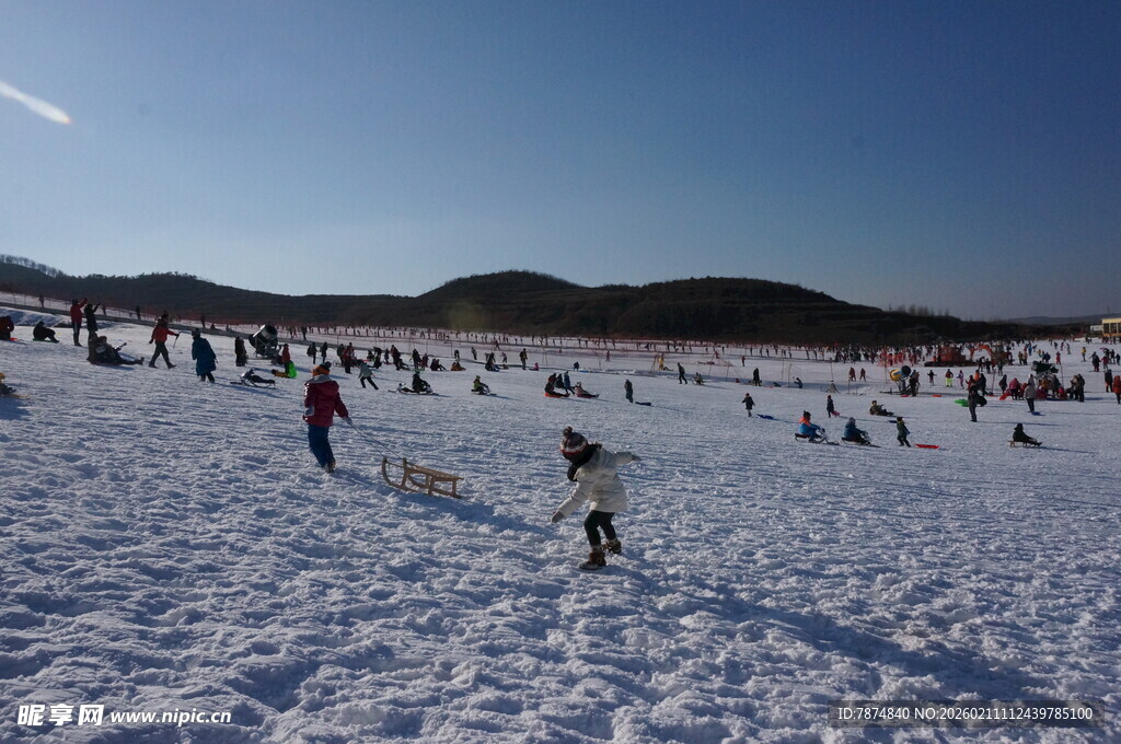 雪地欢乐场景