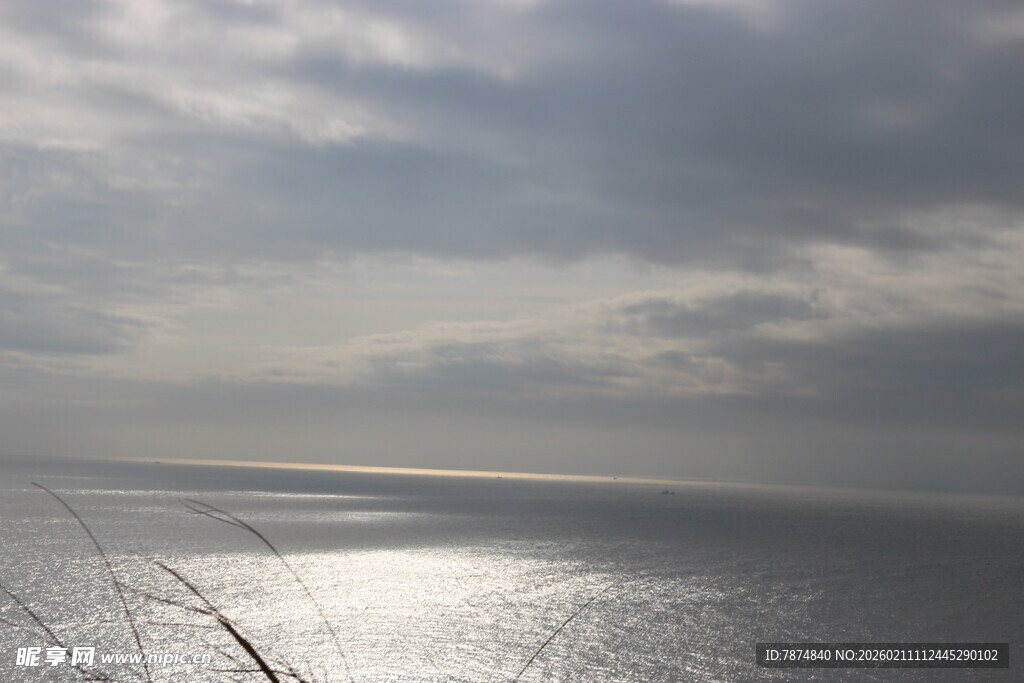 海面波光与天际阴云