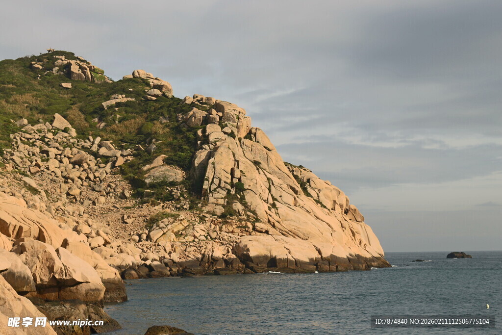 海边嶙峋岩石风光