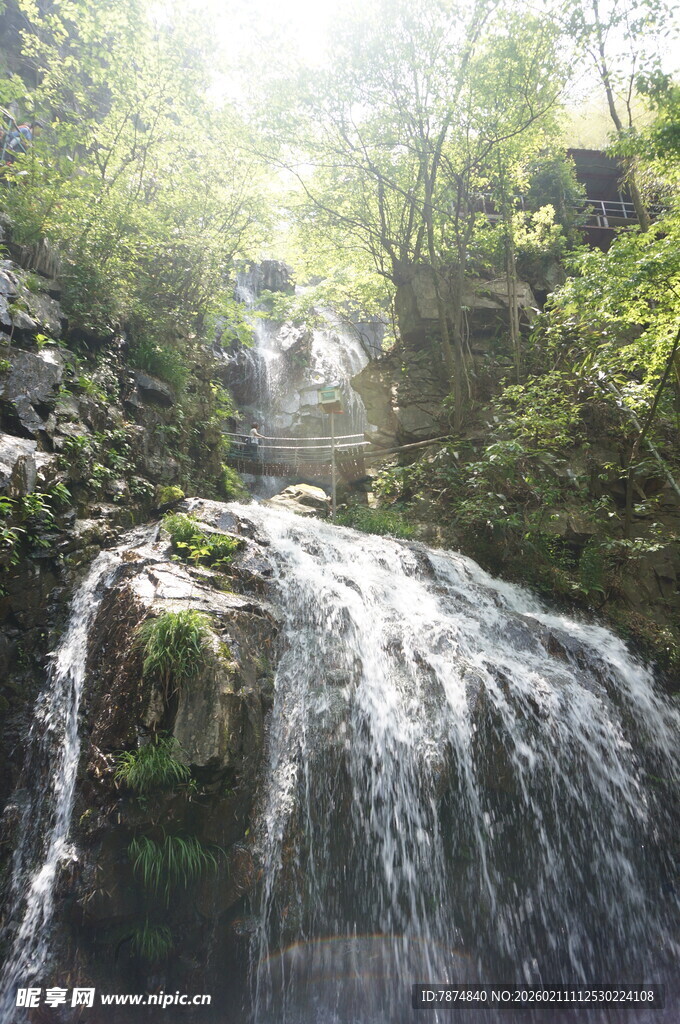 山林间的清新瀑布景观