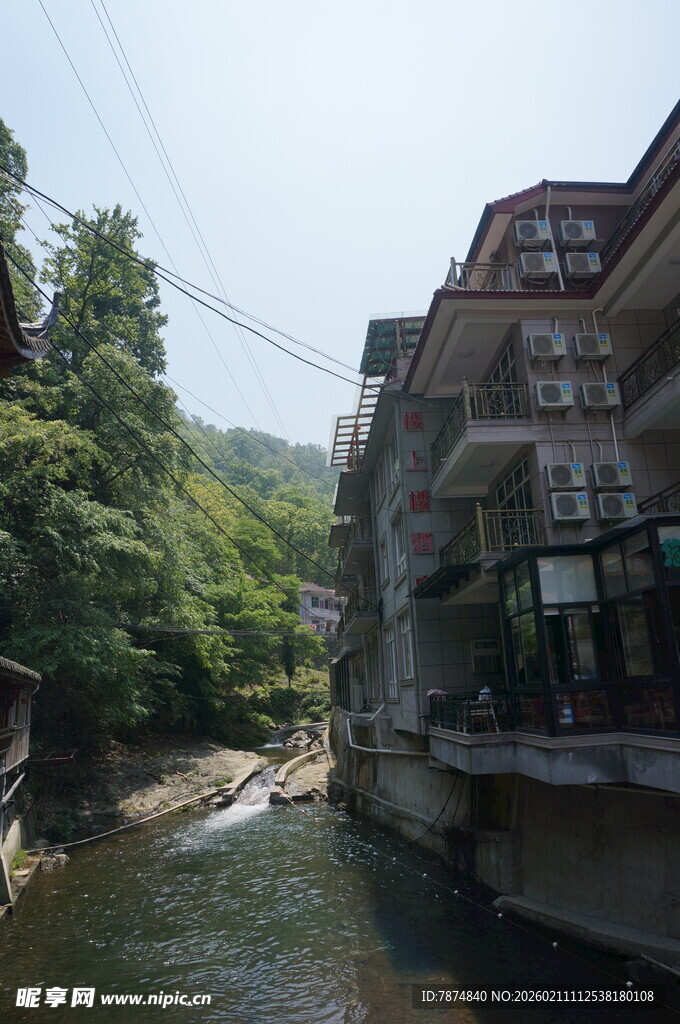 依山傍水的河畔民居