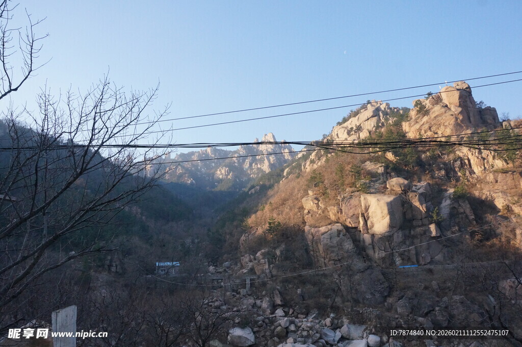 山间铁索桥 壮丽自然景