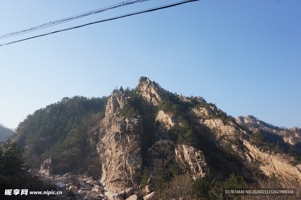 巍峨峻峭的壮丽山景