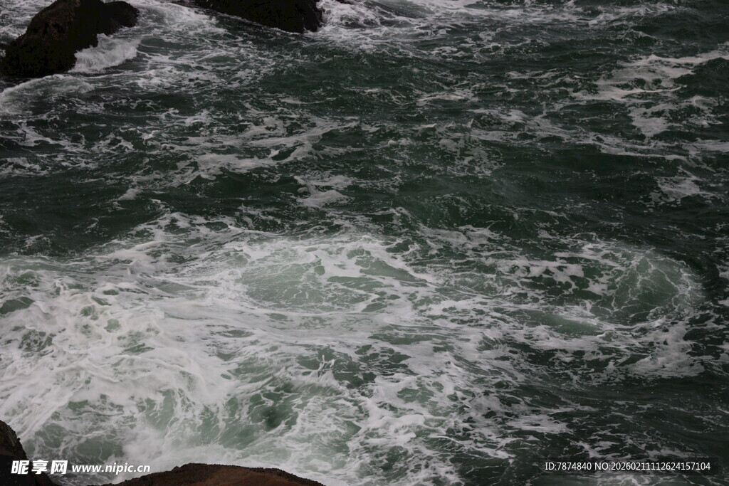 汹涌澎湃的湍急河流