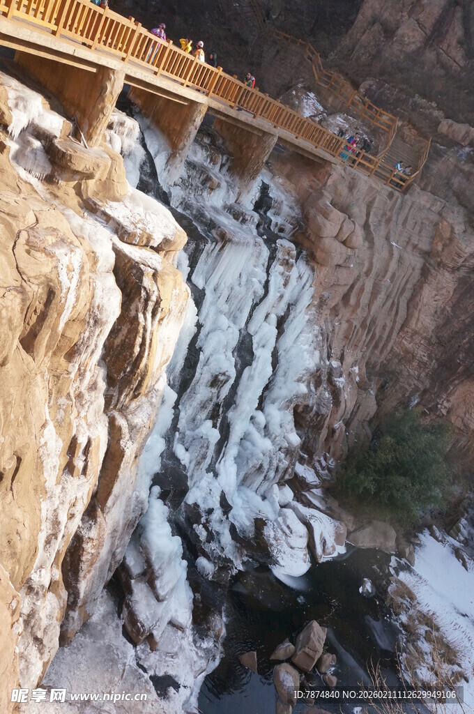 山间冰瀑旁的栈道