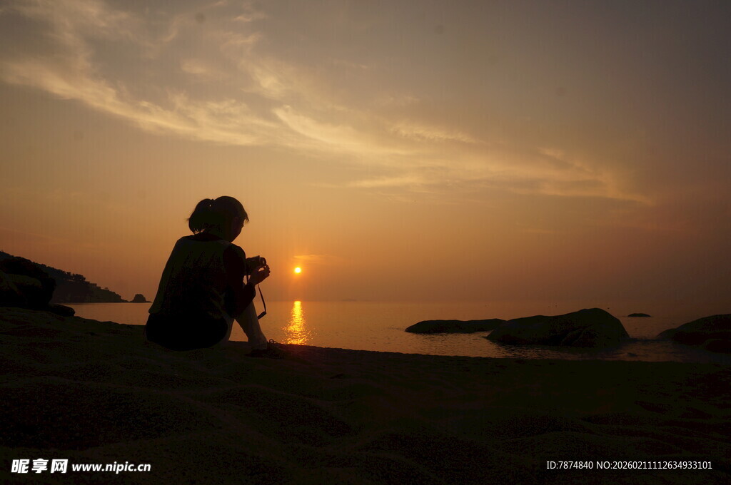 夕阳下人与狗的温馨剪影