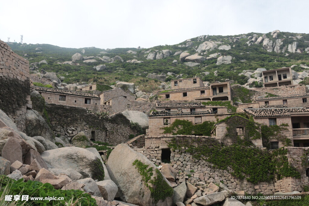 古老山村隐匿于山石之间