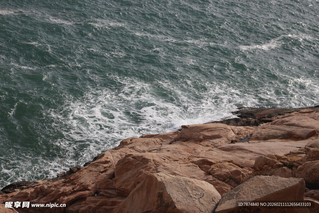 海边岩石与翻涌海浪