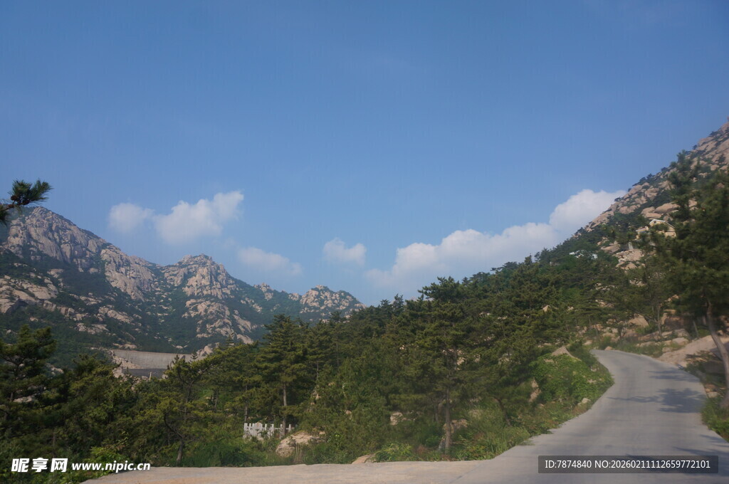 山间蜿蜒公路 绿意环绕