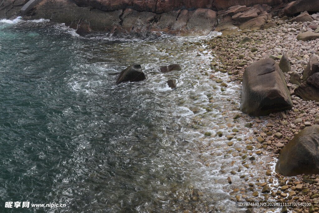 海边礁石与涌浪景象