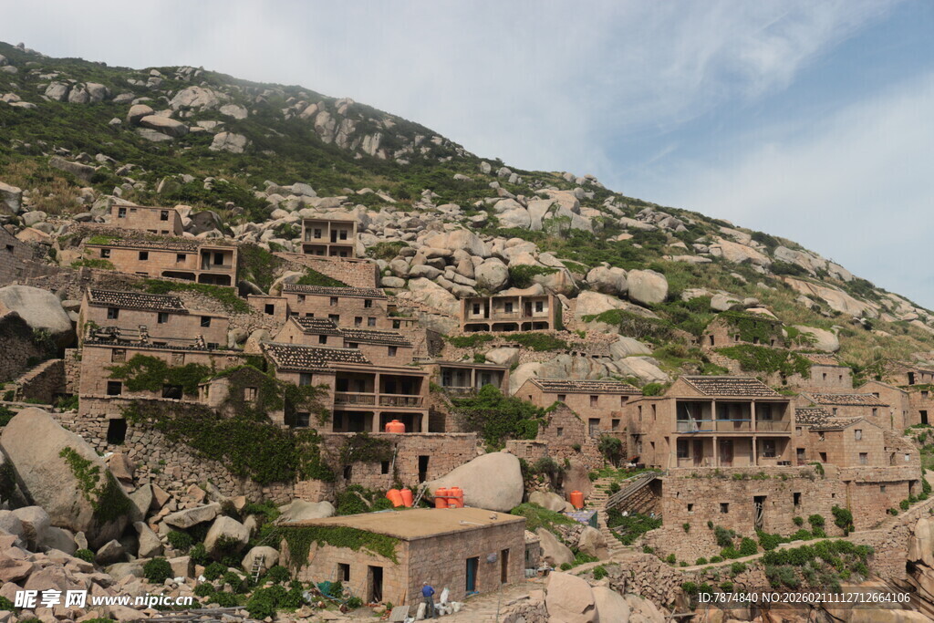 山坡上错落有致的古老建筑