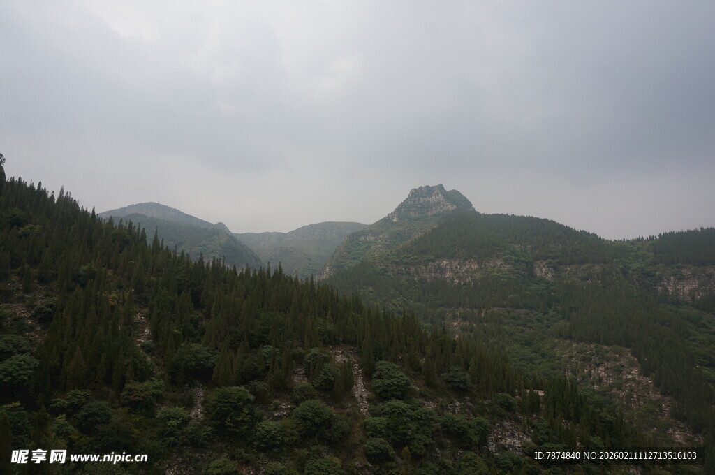 云雾缭绕的山峦景色
