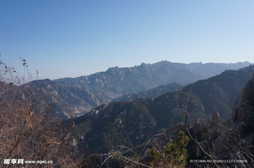 壮丽山景 蓝天映衬山峦