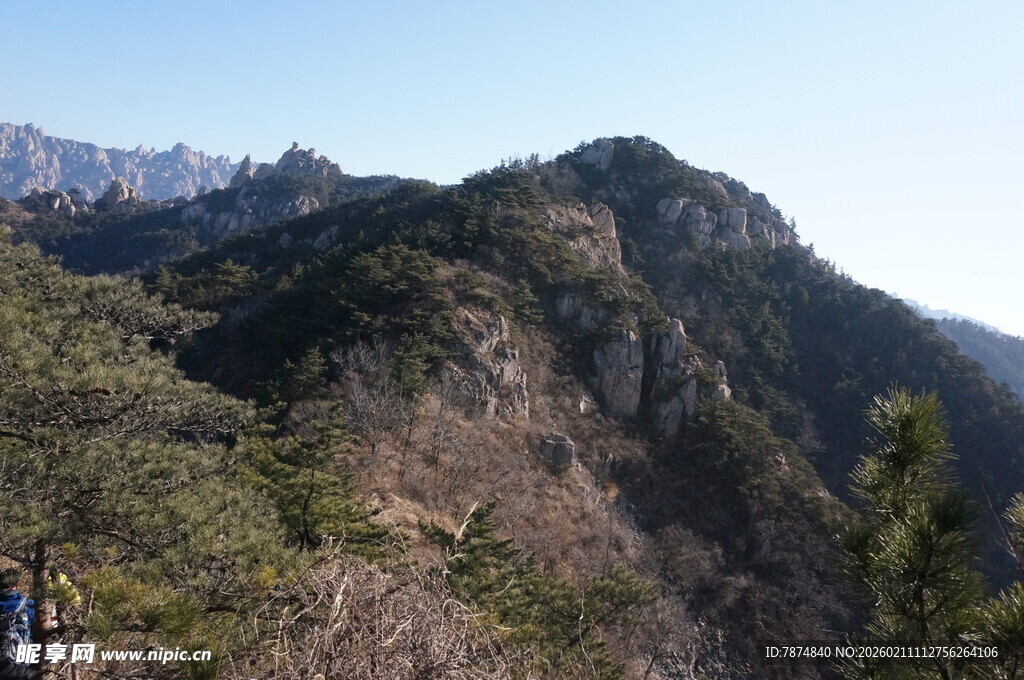 巍峨山峦间的葱郁景致