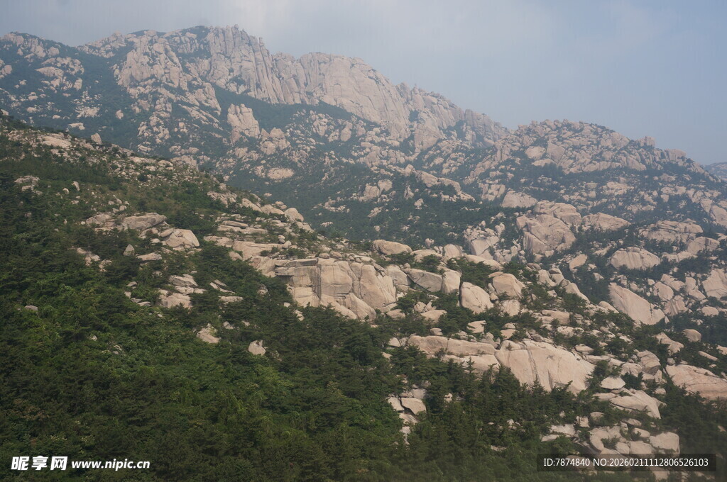 巍峨山峦绿意环绕
