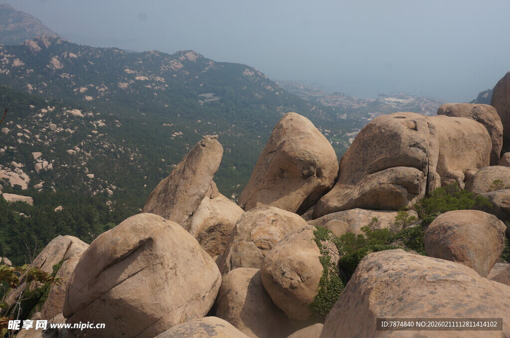 山间奇形巨石景观