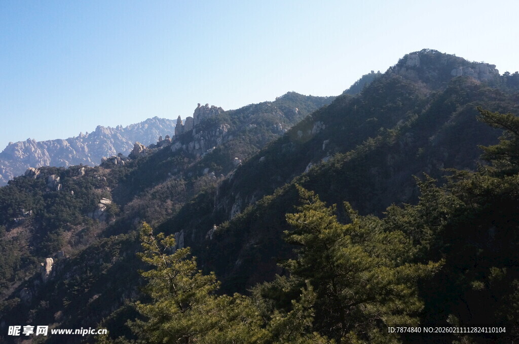 巍峨青山伴葱郁林木