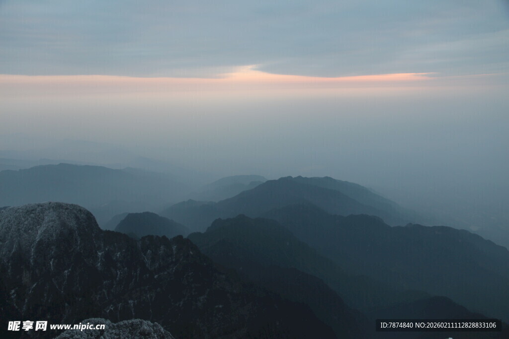 山间晨雾中的朦胧美景