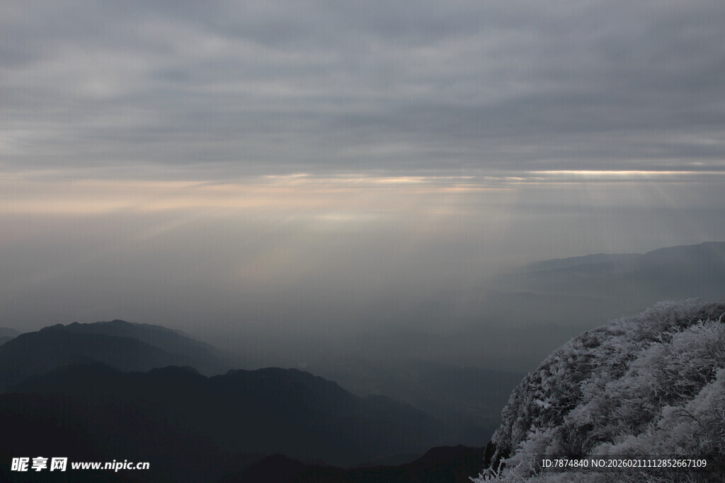 云雾缭绕的山峦美景